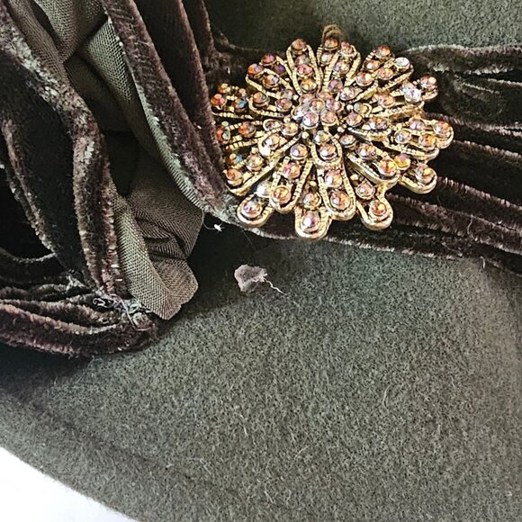 Olive Green Wool Felt Cloche Hat Velvet Band Rhinestone Brooch Vintage Church - Picture 8 of 9